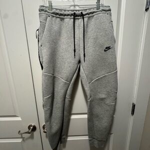 Nike Men’s Fleece Tech Gray Sweatpants Large